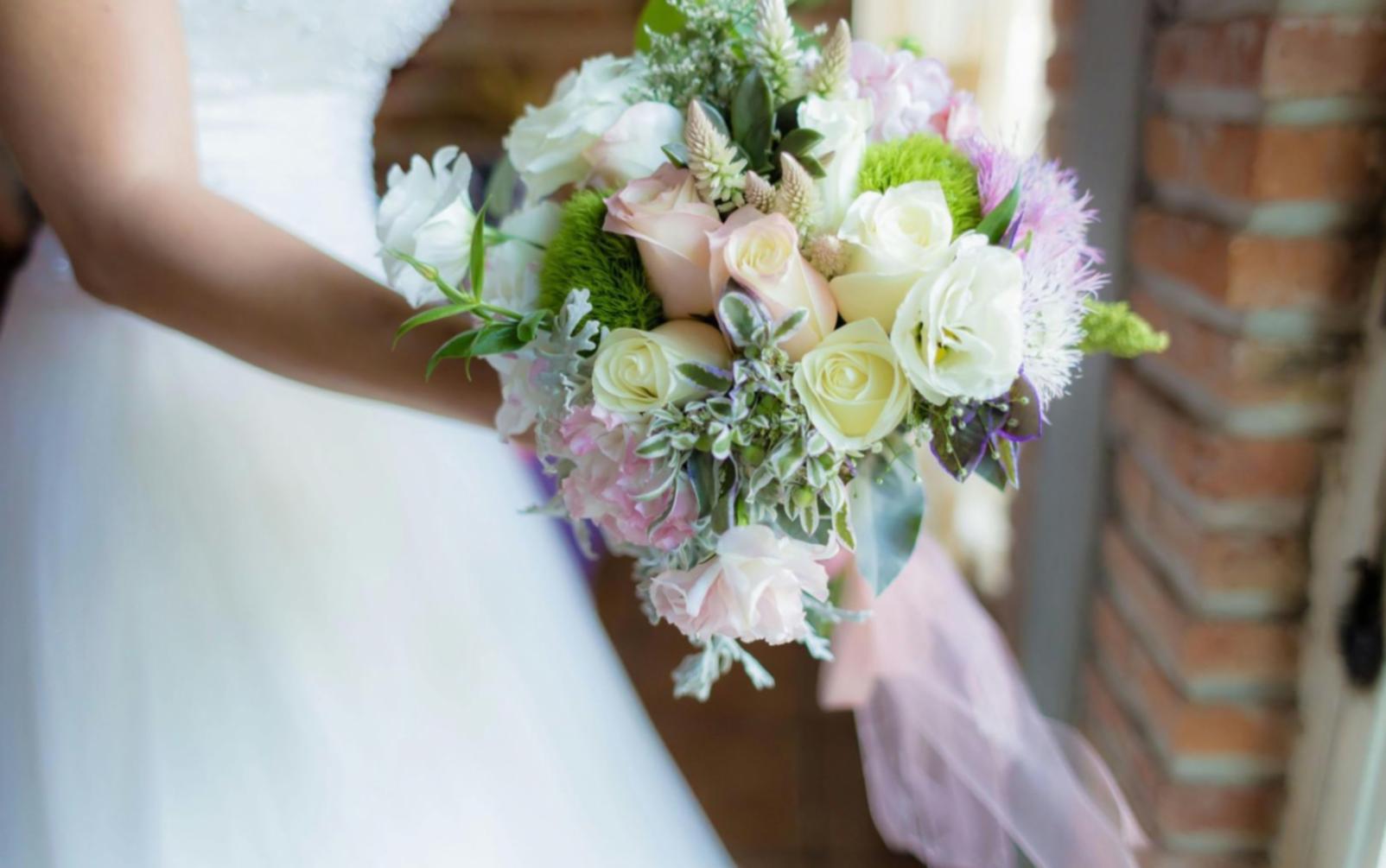 Цветочная композиция в мастерской флориста